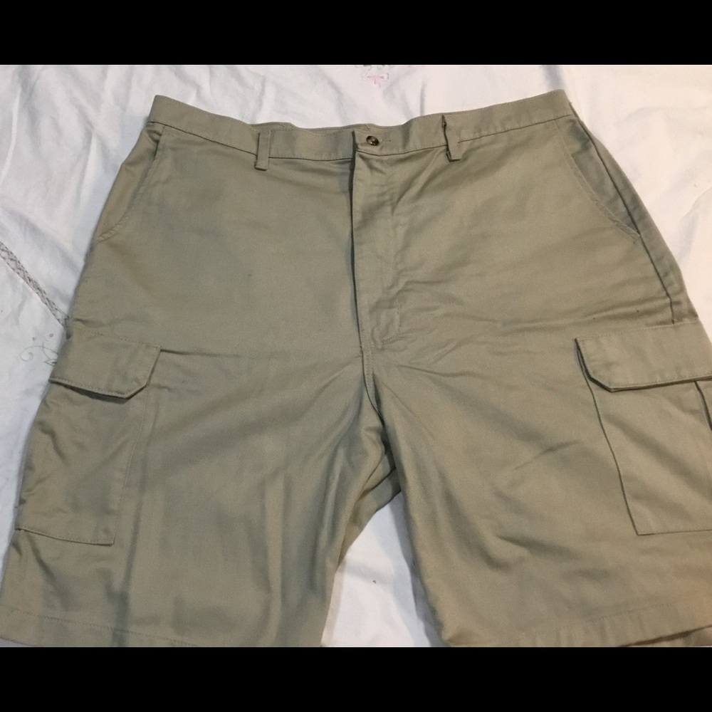 Men’s classic khaki cargo shorts size 40